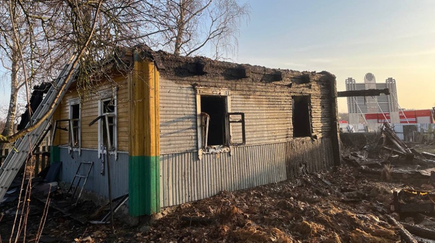 Семья пострадала при пожаре в Копыльском районе, мать и семилетний ребенок в реанимации