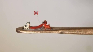 Российский мастер поместил в игольное ушко героев мультика "Котенок по имени Гав"