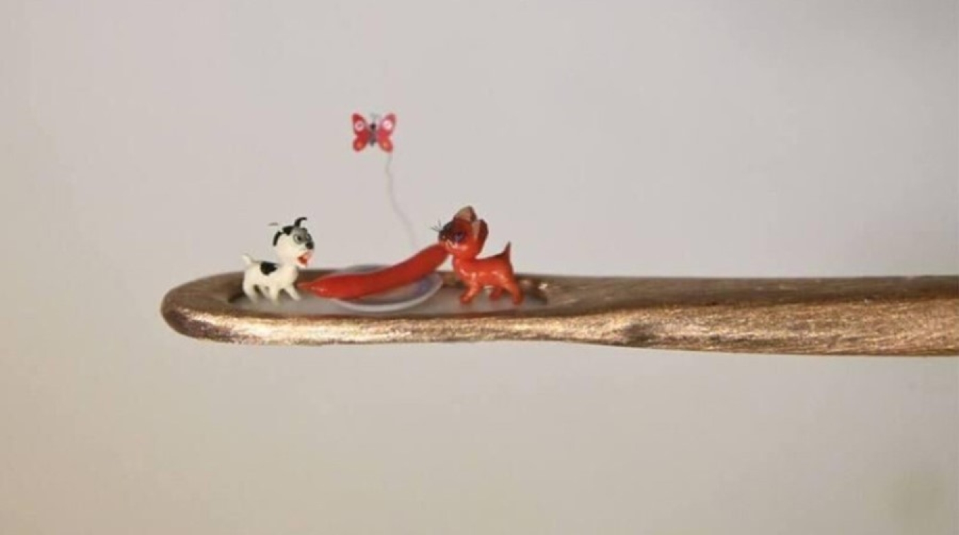 Российский мастер поместил в игольное ушко героев мультика "Котенок по имени Гав"