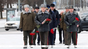В преддверии Дня защитников Отечества в Минске возложили цветы к монументу Победы