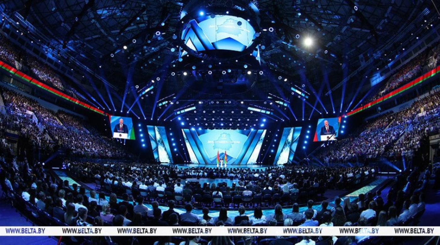 Лукашенко: на действия западных соседей Беларусь отвечает лучшими традициями "последней диктатуры Европы"