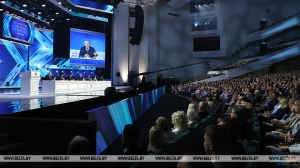 Лукашенко потребовал радикально решить проблему бюрократической писанины в школах