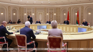 "Похоже на договорняк". Лукашенко поставил вопросы в связи с падением ракеты в Польше