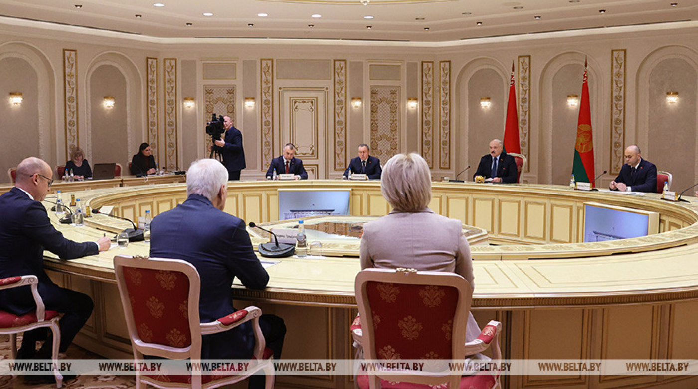 "Похоже на договорняк". Лукашенко поставил вопросы в связи с падением ракеты в Польше