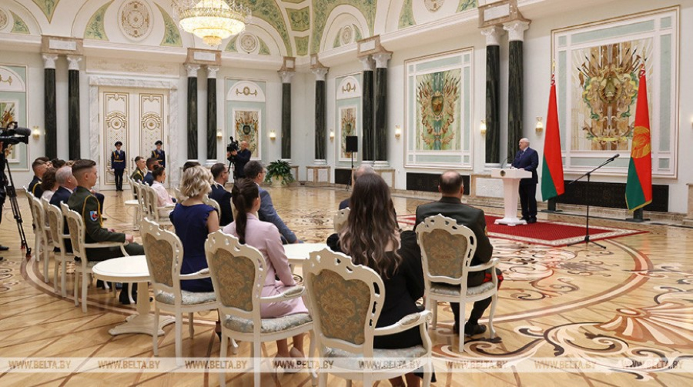 Ваши достижения вдохновляют. Александр Лукашенко вручил награды выпускникам и преподавателям вузов