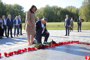 «Страшную войну пытаются повторить» — губернатор Ленобласти после посещения музея в Хатыни