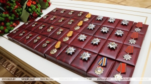 Лукашенко вручил государственные награды заслуженным деятелям различных сфер