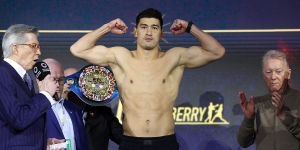 Россиянин Бивол стал абсолютным чемпионом мира по боксу