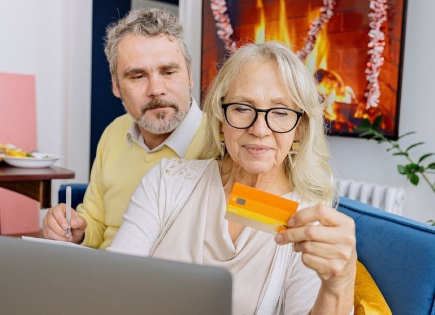 "Заняло буквально 15 минут". О плюсах и процедуре перевода пенсии на банковскую карточку рассказала пенсионерка