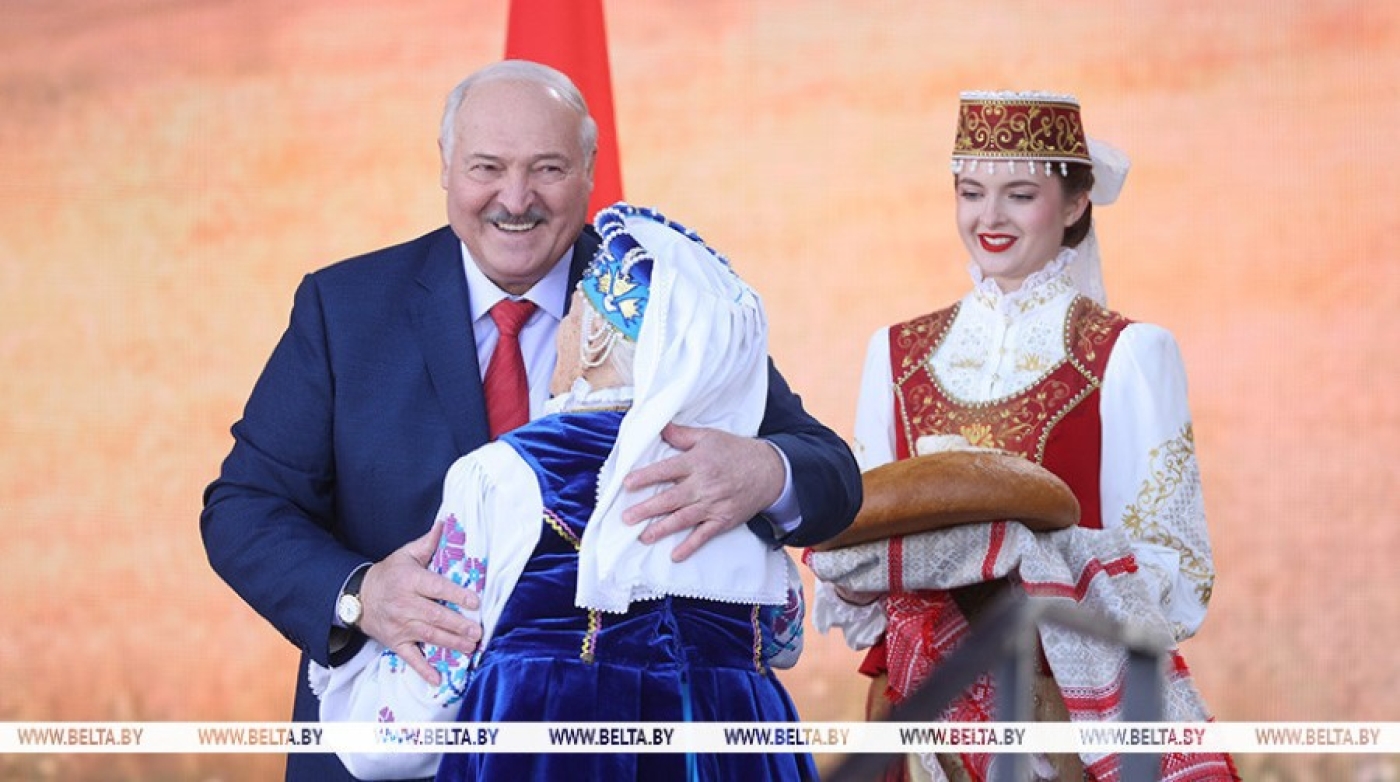 Лукашенко на "Дажынках" в Мостах подарили каравай единства