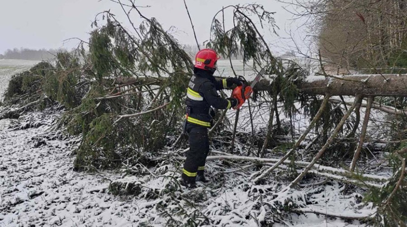 Застрявшая в снегу скорая и разрядившийся ИВЛ. С чем столкнулись могилевские спасатели в непогоду