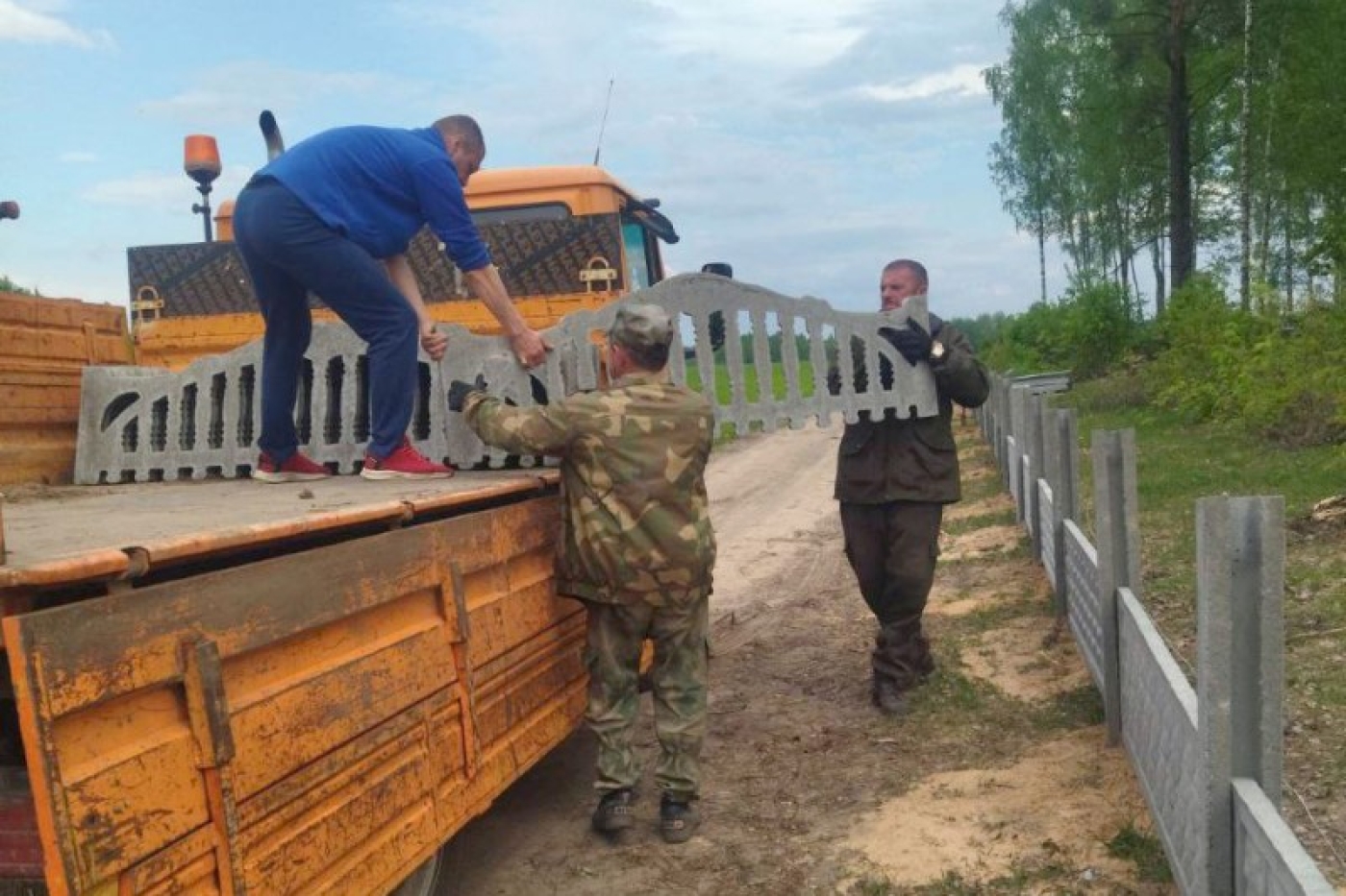 А вы навели порядок на могилках?