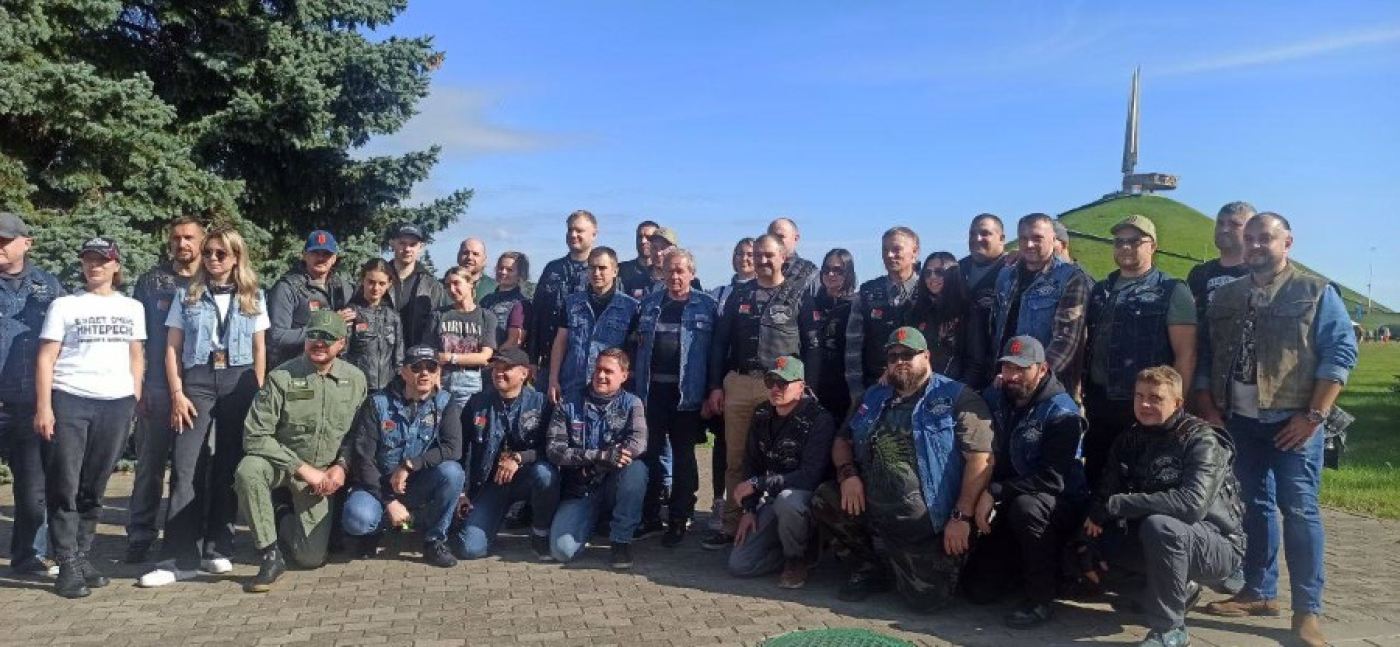 На Кургане Славы участники мотопробега возложили цветы к памятному камню