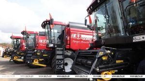 Техника к жатве: хозяйства Минской области получили 100 новых комбайнов