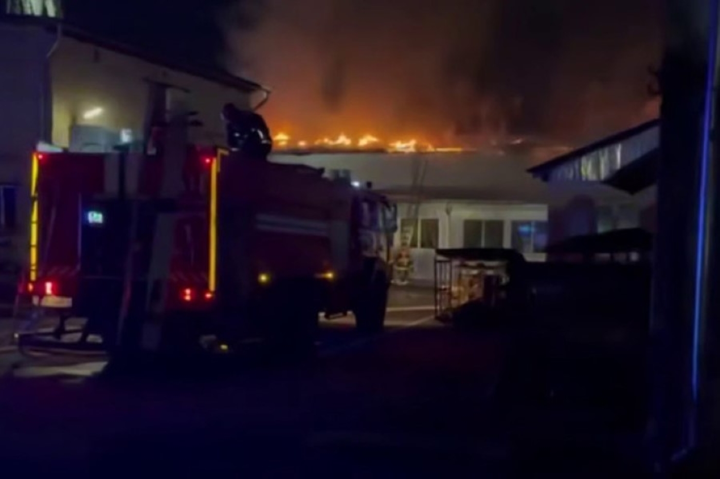 В Молодечно горел цех: для ликвидации пожара были задействованы 10 единиц техники МЧС