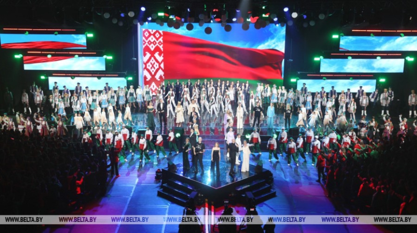 Профессионалы и любители - на одной сцене. "Марафон единства" в Молодечно завершился ярким концертом
