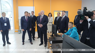 Лукашенко ознакомился с разработками учащихся Национального детского технопарка