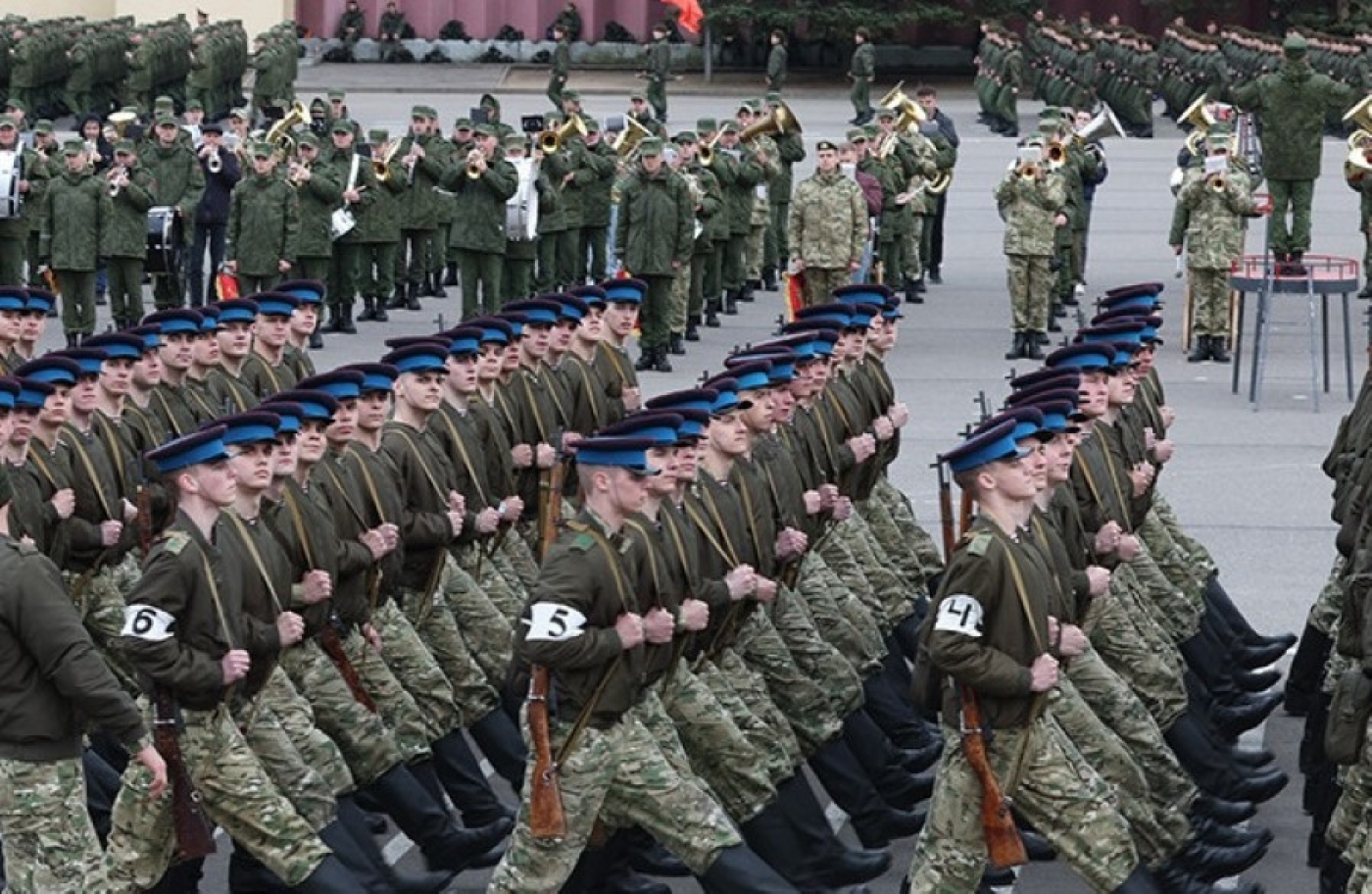 Более 4 тыс. человек, 30 пеших расчетов. Как проходят тренировки участников парада 9 Мая в Минске