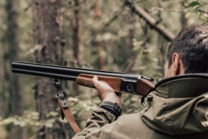 Охотник стрелял в дикого зверя, а попал в односельчанина