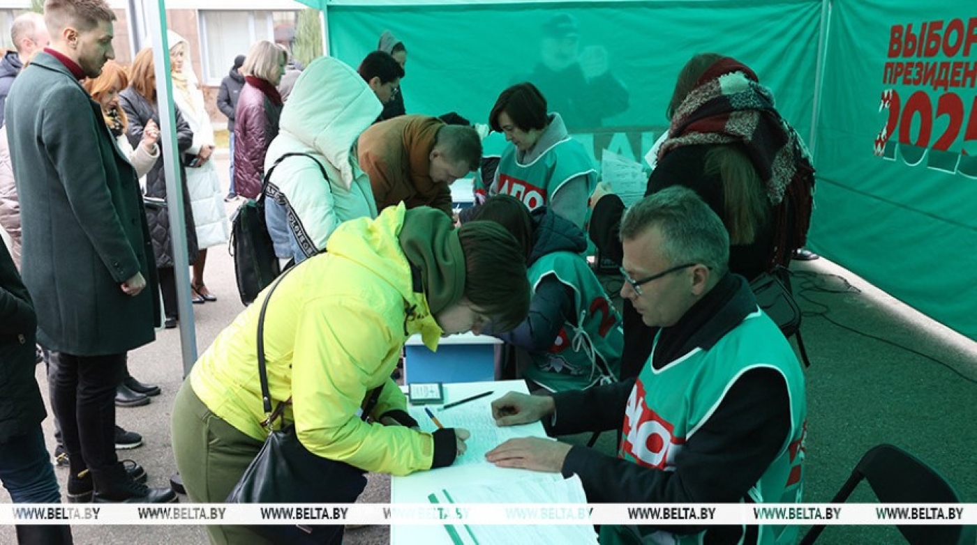 "Это катастрофическая работа". Лукашенко оценил уже собранные более 1,5 млн подписей за его выдвижение на президентских выборах