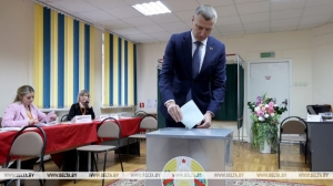 Крутой досрочно проголосовал в Минске