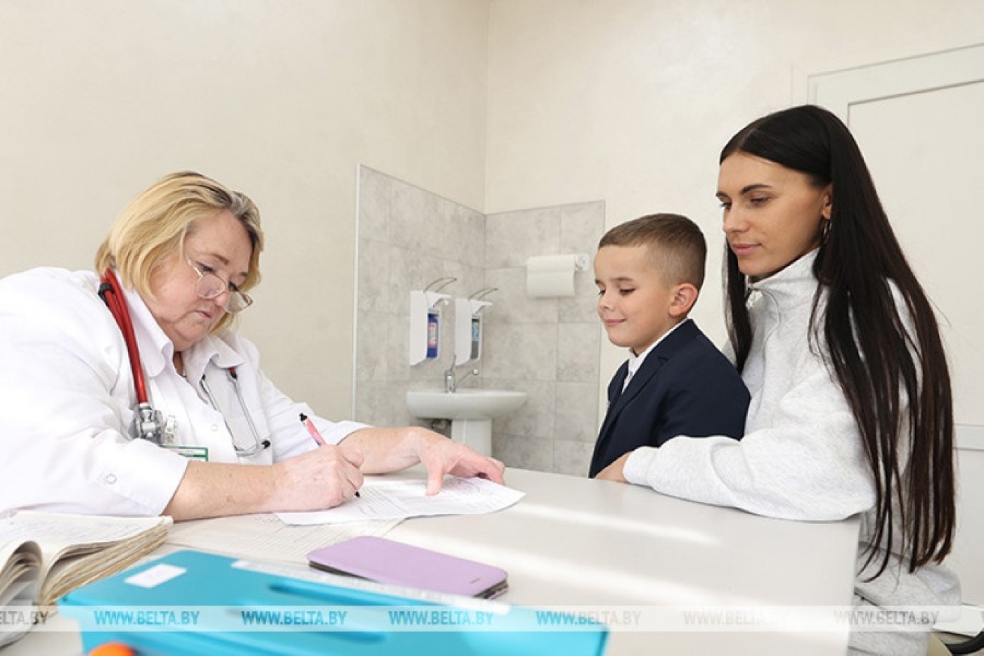 Лукашенко отметил успехи отечественной медицины и пообещал преодолеть недостатки субъективного характера