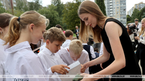 Финалистки "Мисс Беларусь" помогли воспитанникам детского дома собрать портфель к школе