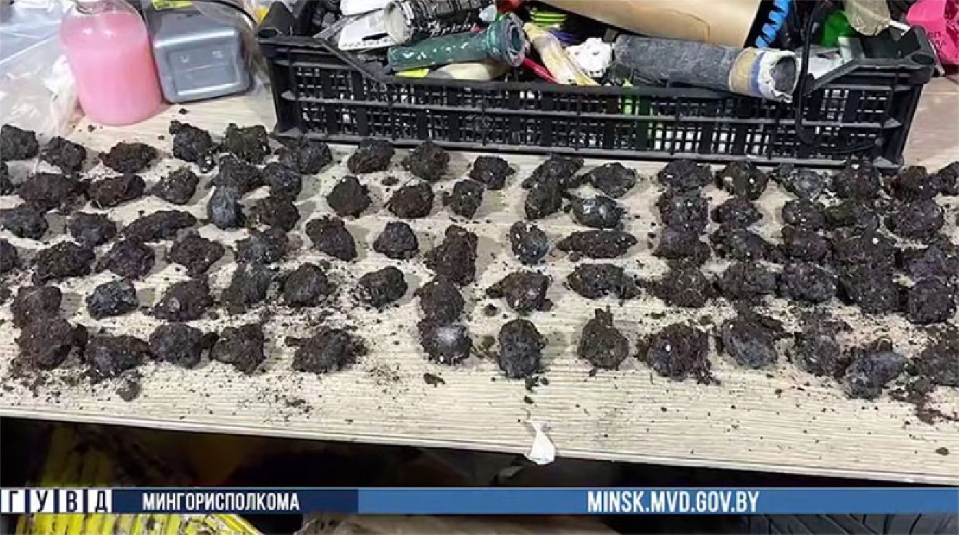 Маскировал наркотики под комки грязи. В Минске правоохранители задержали оптового закладчика
