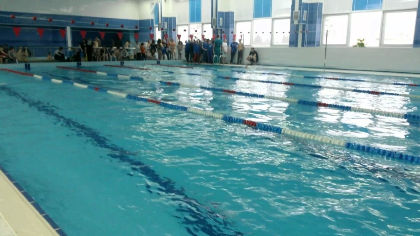 Дерматолог рассказала, можно ли при псориазе посещать бассейн