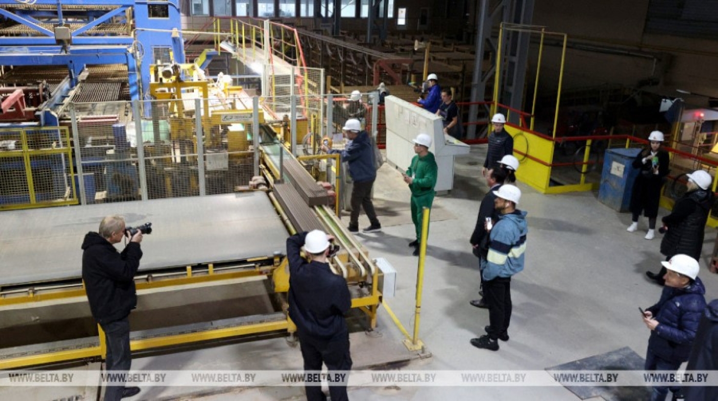 "Масштабы впечатляют". Гости "Марафона единства" побывали на керамическом заводе в Радошковичах