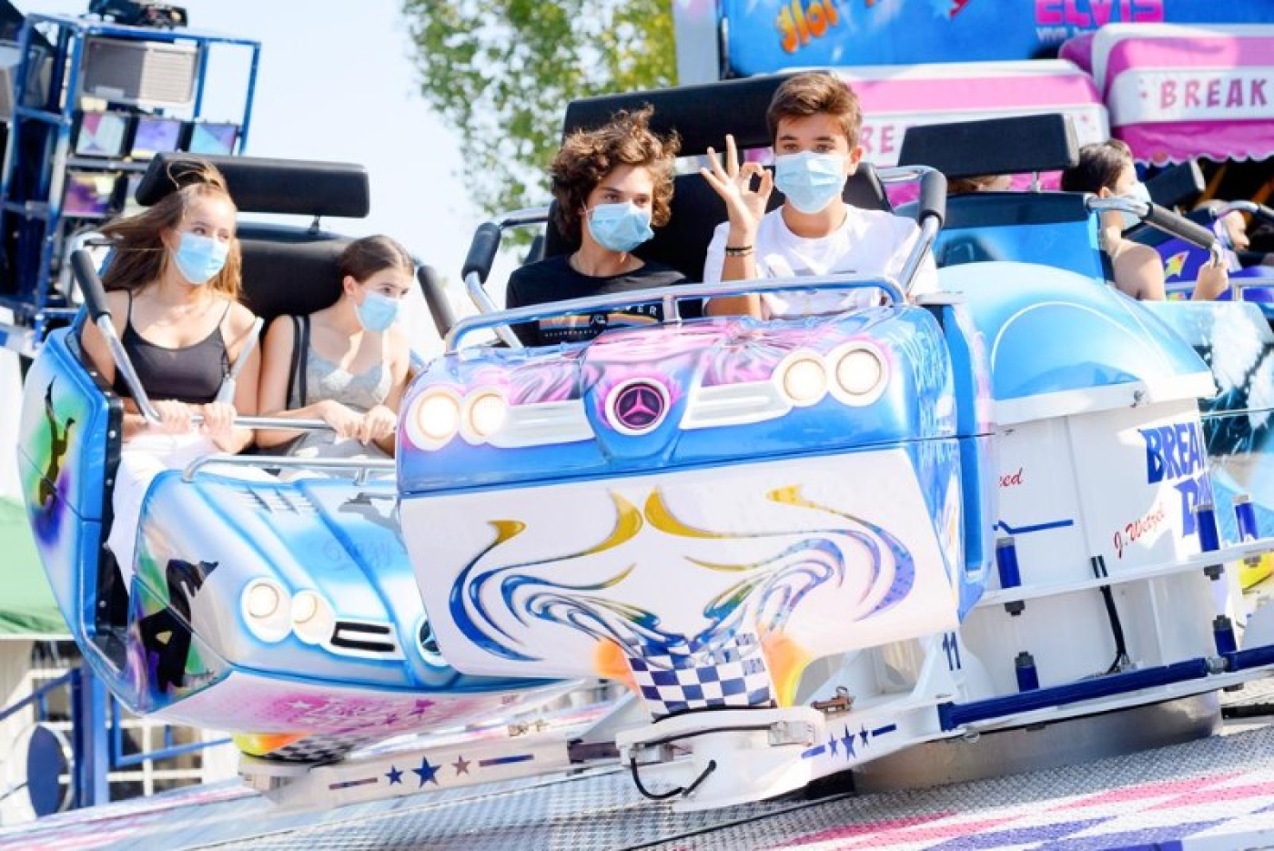 Врач рассказал, при каких заболеваниях детям не рекомендуется кататься на аттракционах