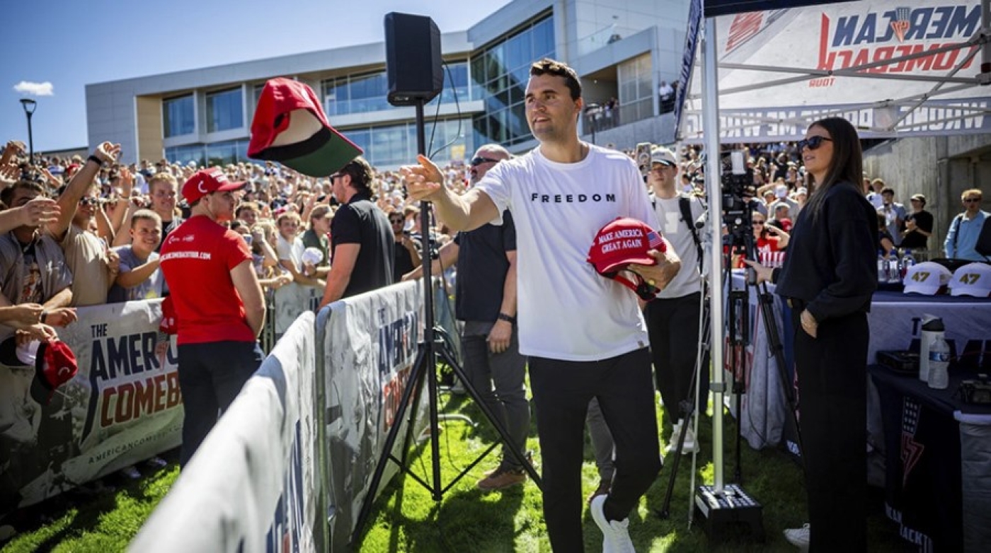 Неизвестный выстрелил в американского политического активиста Чарли Кирка во время выступления в университете штата Юта