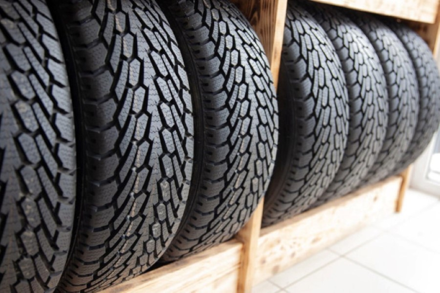 ГАИ рекомендует водителям не спешить с заменой зимних шин на летние