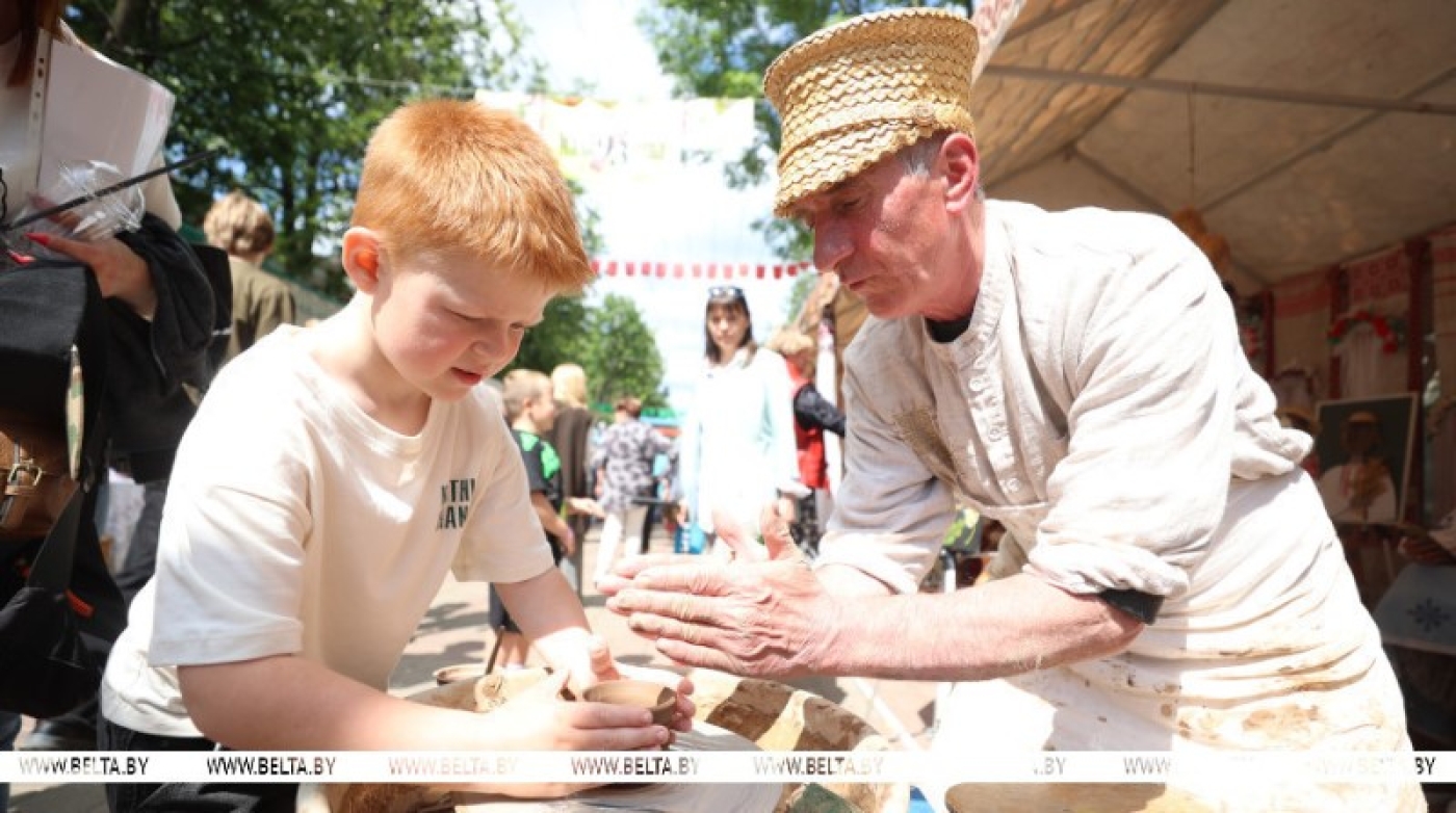 Пешеходная превратилась в творческую. На центральной улице Молодечно народные мастера показали лучшие работы