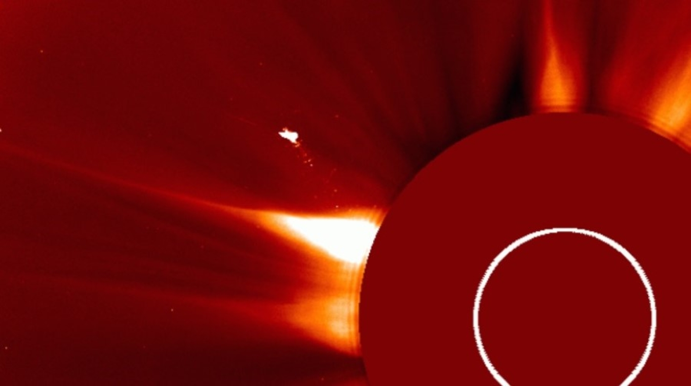 Над Солнцем обнаружили похожий на птицу объект размером больше Земли