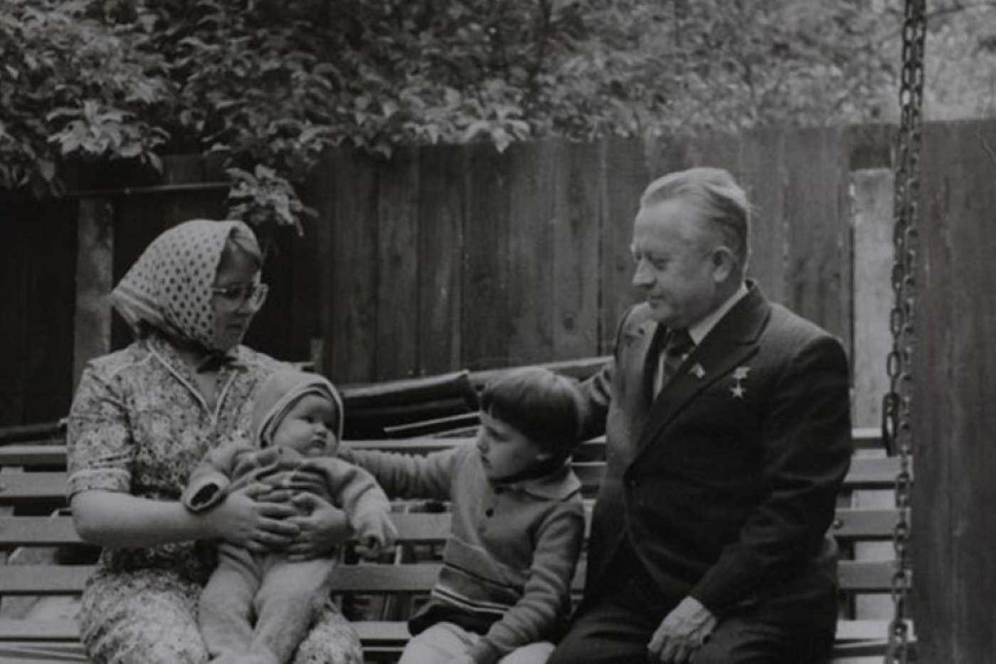 "Стекла в окна не за что было вставить". Как и где жил Шамякин в послевоенные годы?