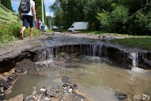 В Гродно продолжают ликвидировать последствия ливня — горожане помогают коммунальщикам