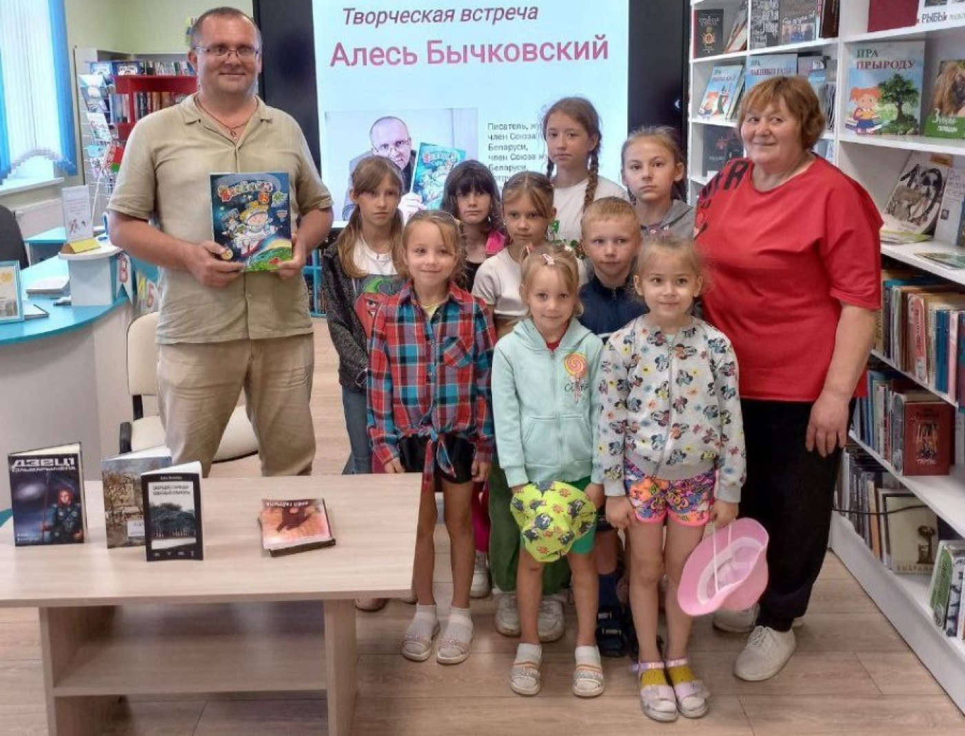 Выхаванцы дзіцячага лагера сустрэліся з нашым земляком, пісьменнікам Аляксандрам Бычкоўскім.