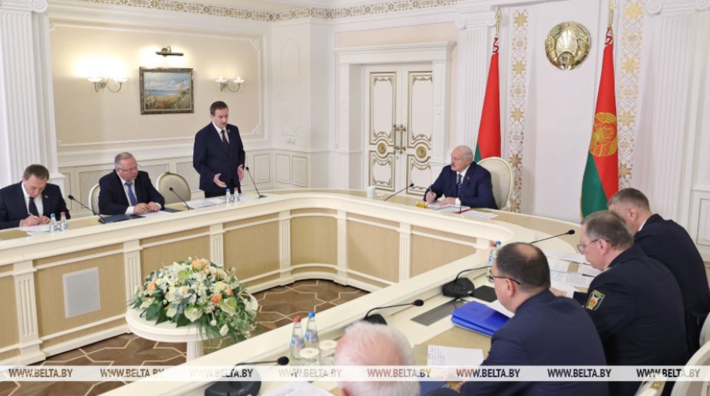 Лукашенко предложил бесплатно отдавать в собственность работникам жилье. Кого это касается и о чем речь?