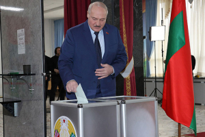 Президент проголосовал на референдуме по обновленной Конституции