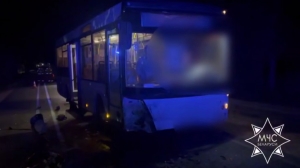 Автобус и легковушка столкнулись в Пуховичском районе, спасатели деблокировали водителя авто