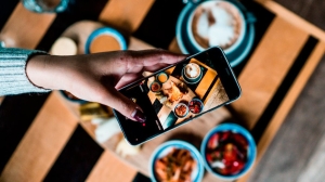 Мукбанг: кому от него плохо? Диетолог про еду перед телевизором или с телефоном в руке