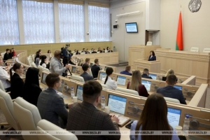 Выборы, законотворчество, "Поезд памяти". Кочанова встретилась с молодыми парламентариями