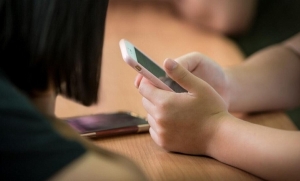 Кому разрешат пользоваться мобильниками в школе, рассказал министр образования