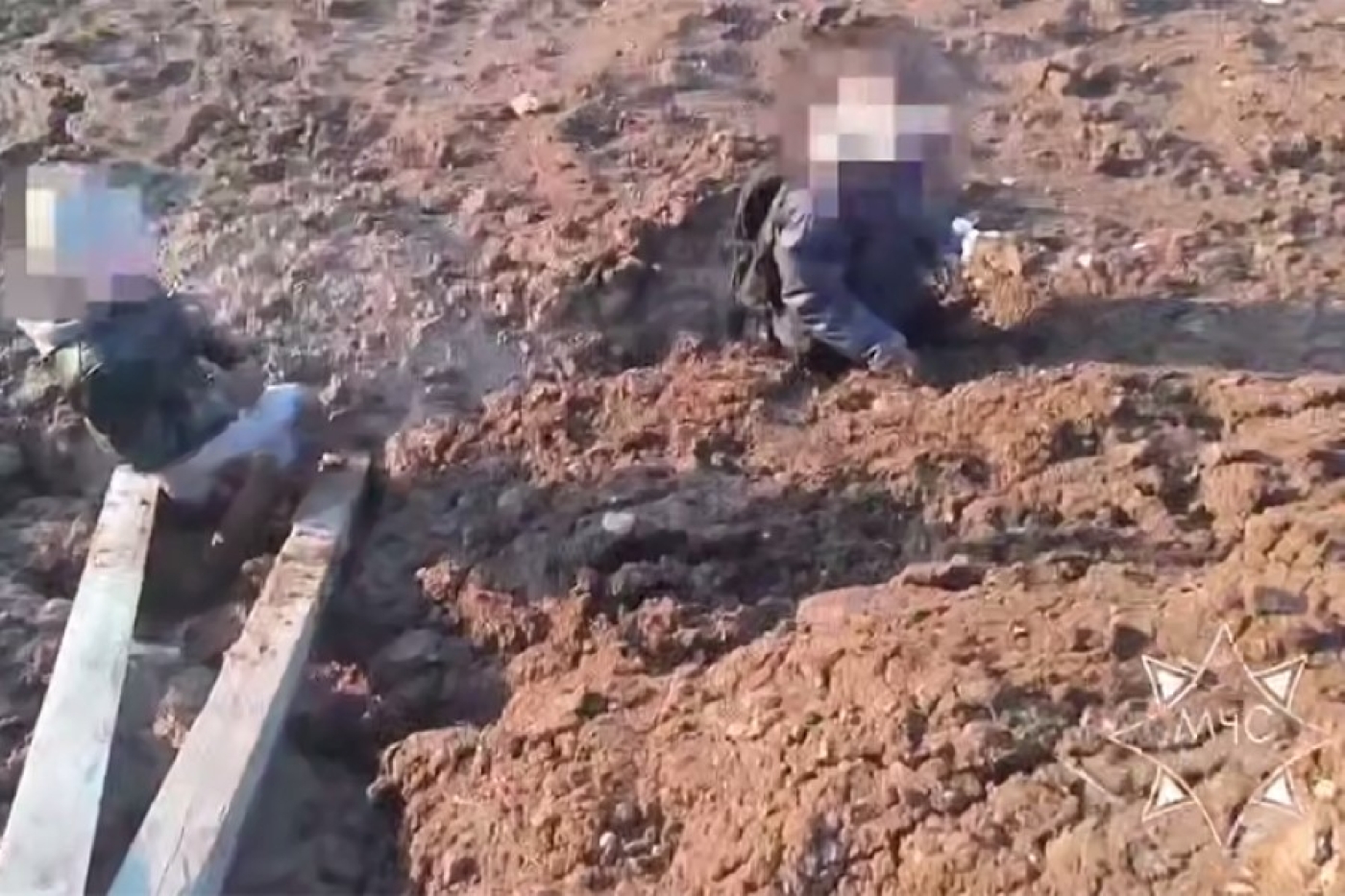 В Минске дети по пояс увязли в грязи: потребовалась помощь МЧС