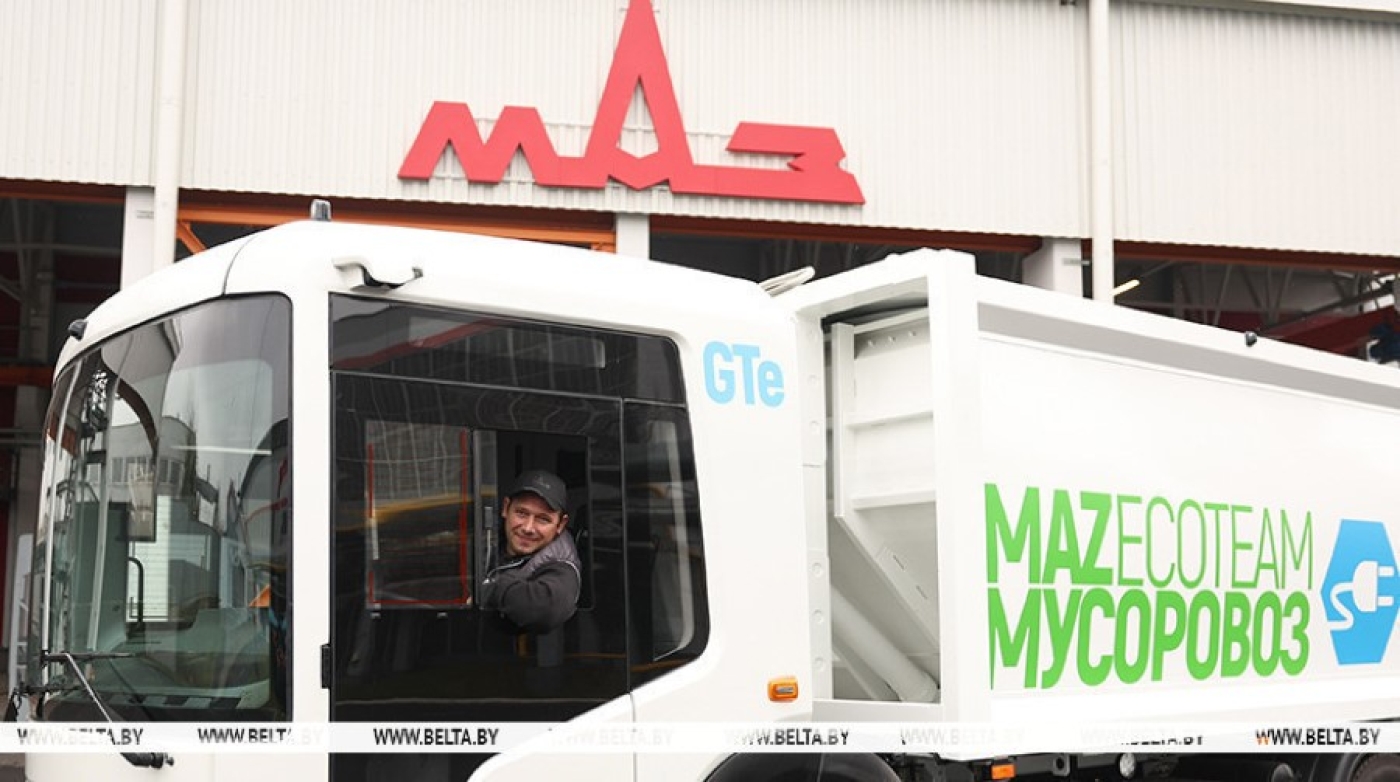 МАЗ передал первый белорусский электрический мусоровоз коммунальным службам