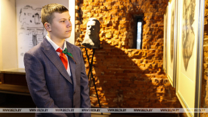 "Человеку с огромным сердцем". Лукашенко вручил медаль школьнику, который спас сестер при пожаре