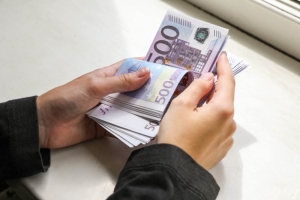 В Орше задержали курьера телефонных мошенников – он успел забрать у пенсионерки около 8 тысяч рублей