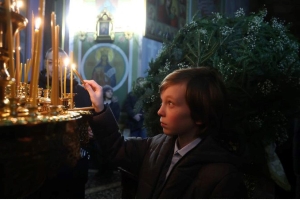 Православные верующие празднуют Рождество Христово