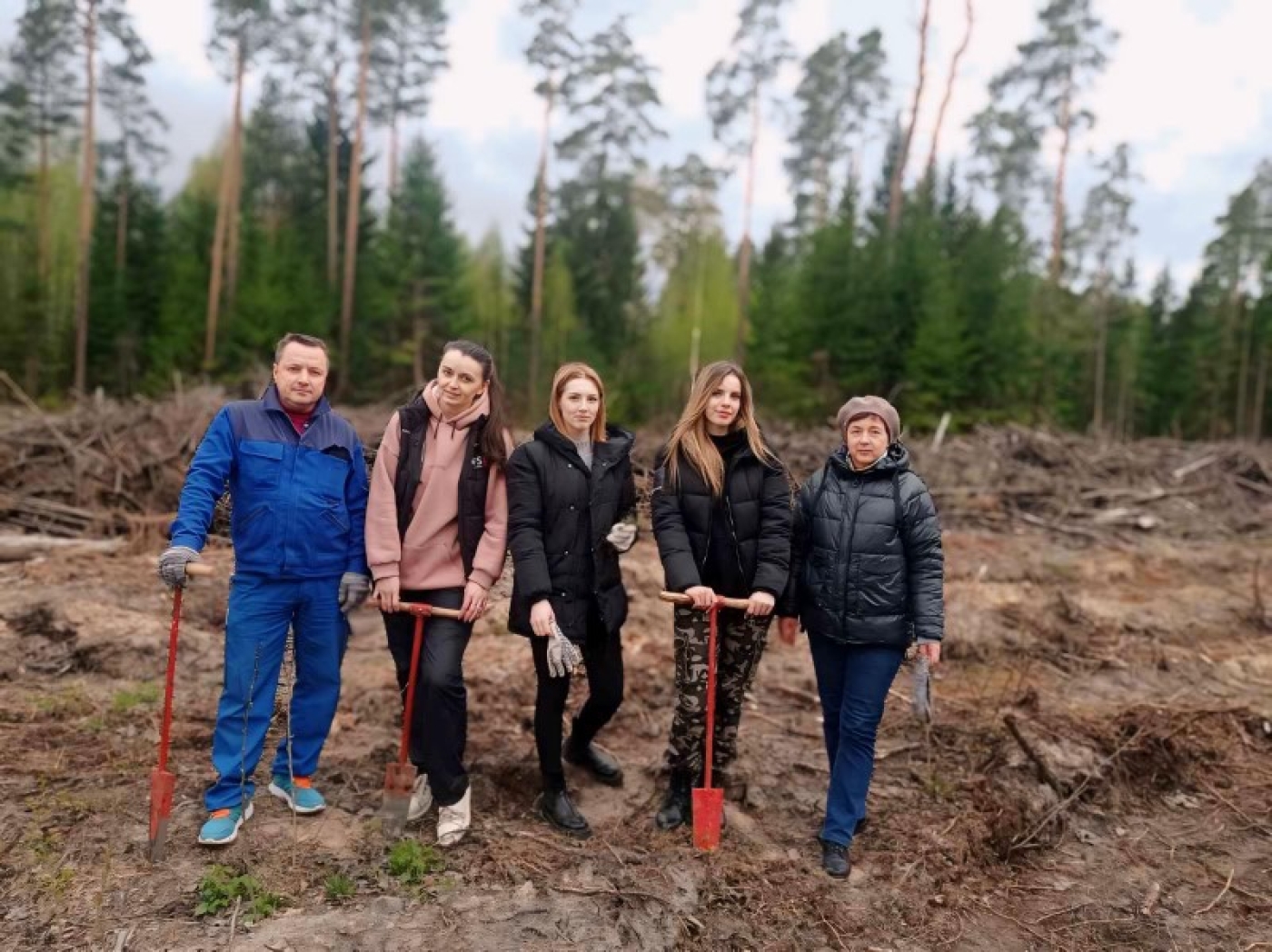 Сотрудники отдела принудительного исполнения Березинского района присоединились к акции «Аднавiм лясы разам!»